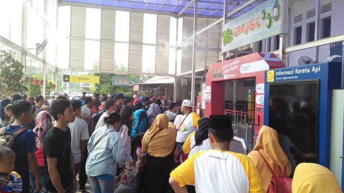 Pemudik Mulai Padati Stasiun Senen Siang Ini