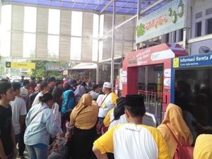 Pemudik Mulai Padati Stasiun Senen Siang Ini