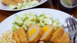 Mantap! Berbuka dengan Seporsi Pempek Gurih Berendam Cuko