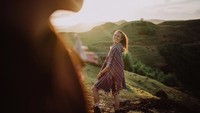 Foto-foto yang terlihat seperti prewedding atau postwedding itu diposting oleh Nadine dan Dimas di akun Instagram masing-masing. Keduanya tampak berpose di atas bukit yang bermandi cahaya matahari. Foto: Instagram The Eternity