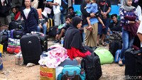 Pemudik memadati terminal bayangan Lebak Bulus, Sabtu (9/6/2018).