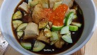 Netizen  @tjientjien_76 menggoda selera lewat postingan foto semangkuk pempek berkuah cuko yang diberi taburan bubuk ebi. Eits biar makin menggigit, ia juga menambahkan sambal.