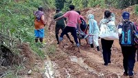 Menurut dr Amalia ini adalah gambaran kecil tantangan mereka yang hidup di pinggiran Papua. Tanpa fasilitas jalan warga biasa menghabiskan waktu berhari-hari hanya untuk sekolah atau berobat. (Foto: Facebook/Amalia Usmaianti)