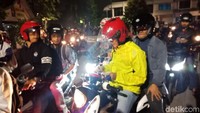 Gatot tampak mengenakan jaket abu-abu dan membonceng sepeda motor matic (Foto: Kanavino Ahmad Rizqo/detikcom)