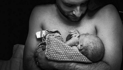 Priceless Moment! Saat Ayah Skin to Skin Contact dengan Bayinya