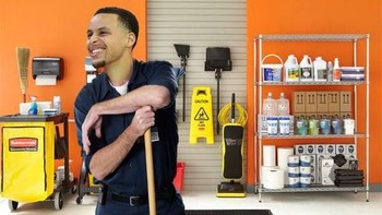 Tukang sapunya? Siapa lagi kalau bukan Stephen Curry. Foto: Istimewa