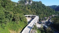 Dikutip dari Instagram Kementerian PUPR, Jalan yang sempit, menanjak, dan memiliki tikungan tajam tentunya berbahaya untuk dilalui oleh kendaraan. Salah satu ruas jalan dengan kondisi seperti ini berada di Sulawesi Selatan, tepatnya ruas batas Kota Maros-batas Kabupaten Bone yang melewati Taman Nasional Bantimurung Bulusaraung. Foto: Dok. Ditjen Bina Marga Kementerian PUPR