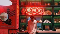 Saat berada di Jepang, Abidzar berpose di salah satu kedai ramen. Duh, posenya serius banget sih. Foto: Instagram abidzar79