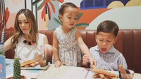 Stay cool stay cool...Bentar lagi sayangan ... bentar lagi berantem ... sudah biasa mah itu. tulis Cathy ketika kedua anaknya tengah berebut churros. Foto: Instagram @cathysharon