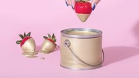 Dominasi warna cerah membuat seni visualnya terlihat semakin menarik. Ini buah strawberry yang dicelupkan ke kaleng cat berwarna emas. Foto: Instagram @littledrill