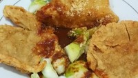 Makanan khas Palembang ini meskipun tampilannya simpel tapi take pernah gagal menggoda. Kuah cuko yang asam manis pedas cocok disandingkan dengan rasa pempek yang gurih. Foto : Instagram @ipink_nicole.