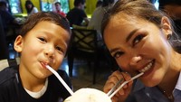 Meski sibuk menjalankan bisnis miliknya, Cathy tetap menghabiskan sebagian besar waktunya bersama kedua anaknya. Ini pose manis mereka ketika menikmati es kelapa. Foto: Instagram @cathysharon