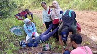 Wanita yang terbaring lemas di tengah hutan ini sebetulnya bukan pasien. Ia adalah bidan dari tim Nusantara Sehat yang bertugas di Puskesmas Ninati, Kabupaten Boven Digoel, Papua. (Foto: Facebook/Amalia Usmaianti)