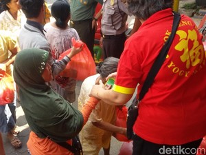 Jelang Lebaran, Klenteng di Yogya Bagikan Paket Sembako Ke Warga