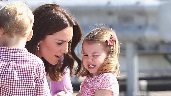 Bahasa Tubuh William dan Kate Middleton Saat Tenangkan sang Anak