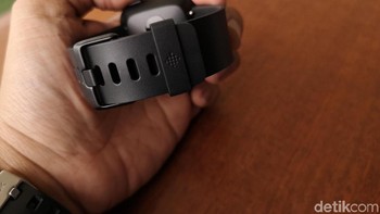 Untuk strap-nya sendiri, terdapat dua, yakni yang kecil dan besar. Nantinya akan ada strap yang dijual terpisah. Foto: Muhammad Alif Goenawan/detikINET