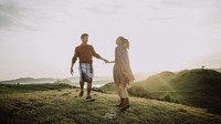 Setelah pamer foto bertema Bohemian, kini pasangan Nadine Chandrawinata dan Dimas Anggara kembali pamer foto mesra. Kali ini temanya traveling alam. Foto: Instagram The Eternity