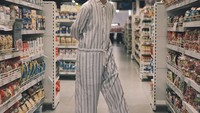 Datang ke supermarket bukannya belanja, Intan Ayu malah berpose bak model.  Foto: instagram @tanayudjanuismadi