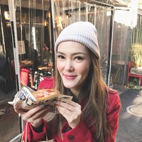 Sama seperti sang adik, Julie Estelle, Cathy Sharon juga memiliki darah blasteran Prancis. Saat ini Cathy tengah menjalani hidupnya sebagai seorang ibu dan juga pebisnis. Foto: Instagram @cathysharon