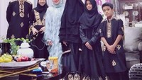 Setelah makan bersama sang bunda hingga kakak dan adiknya, mereka terlihat berfoto bersama. Kalau sedang berfoto bersama gini, Abidzar terlihat sangat gagah, ya. Foto: Instagram _ummi_pipik_