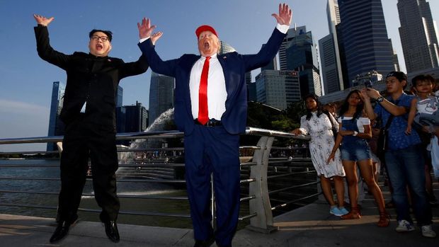 Donald Trump dan Kim Jong Un palsu saat di Singapura.