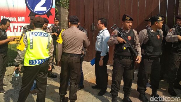  KPK menggeledah rumah mantan Bupati Tulungagung, Jawa Timur, Syahri Mulyo, Sabtu (9/6/2018)