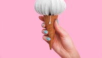 Ada jaitan benang putih yang membentuk gelombang seperti es krim, lengkap dengan buah cherry dan cone wafer asli. Foto: Instagram @littledrill