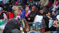 Bagi para pemudik, pengurus terminal menyediakan fasilitas berupa ruang tunggu, mushola dan toilet.