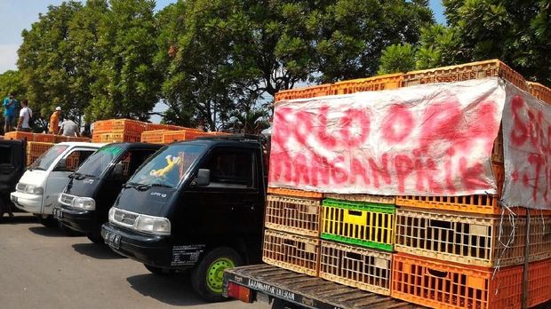 Demo pedagang ayam se-Solo Raya