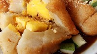 Duh jadi tergoda kalau lihat pempek yang ini. Pempek kapal selamnya terlihat gemuk dengan isian telur ayam yang bertekstur lembut. Foto : instagram @lisagunawan05