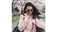 Saat berlibur ke Jepang bersama keluarganya beberapa waktu lalu, Ayu Ting Ting terlihat membawa tas Hermes Lindy 30 Black PHW seharga US$ 7,850 atau setara dengan Rp 108 juta. Foto: Instagram Ayu Ting Ting