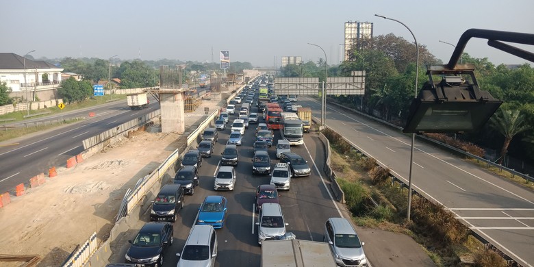 Macet saat mudik. Foto: Eva Safitri/detikcom Macet saat mudik. Foto: Eva Safitri/detikcom