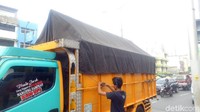 Ditabrak truk tanah sekitar jam 03.00 WIB subuh. Tiang ini kan pendek, rendah, biasanya labas (terobos) aja terus. Selama abis diganti ini (tiang jadi) rendah, kata seorang juru parkir, Joko (45) saat ditemui di lokasi, Jalan KH Mas Mansyur, Tanah abang, Jakpus, Sabtu (9/6/2018). (Foto: Peti/detikcom)
