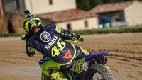 Sama seperti Soleluna 2018, helm motocross Rossi ini didominasi warna biru tua. Di sampingnya ada ornamen matahari dan bulan yang menjadi ciri khas Rossi. Di belakang helm, terdapat nama Valentino Rossi. Di bawahnya ada nomor khas Rossi, 46. Foto: Instagram/@valeyellow46