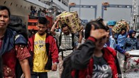 Sebagian lagi menjadikan Jakarta sebagai kota transit sebelum melanjutkan perjalanan ke Surabaya. 