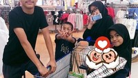 Kali ini Abidzar, Adiba, dan dua adiknya belanja bersama. Terlihat ada sereal hingga cokelat kemasan dalam keranjang belanjaannya. Kompaknya! Foto: Insatagram adibakhanzaation