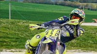 Gaya ngesot Rossi saat main motocross. Foto: Instagram/@valeyellow46