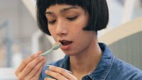 Pemilik nama lengkap Intan Ayu Purnama ini dikenal sebagai Intan Ayu atau Tanayu. Sepupu Bunga Citra Lestari ini lagi asyik menikmati es krim. Foto: instagram @tanayudjanuismadi