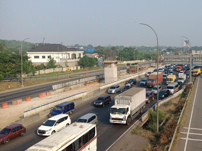 Macet di jalan saat mudik, sebaiknya turunkan jendela saja atau pakai AC? (Foto: Eva Safitri/detikcom) Macet di jalan saat mudik, sebaiknya turunkan jendela saja atau pakai AC? (Foto: Eva Safitri/detikcom)