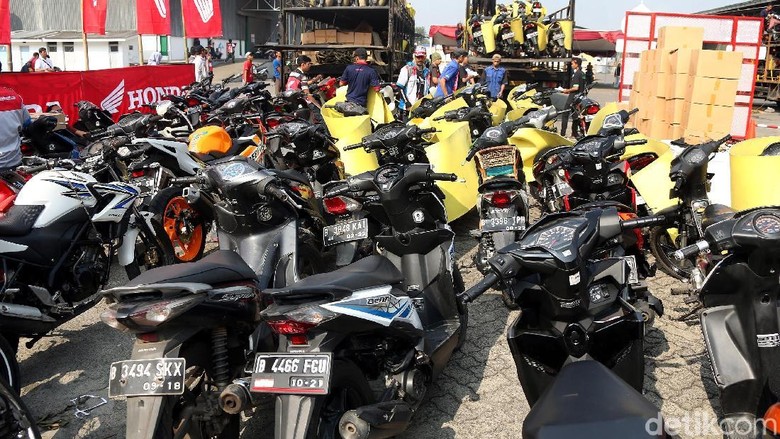Motor pemudik diangkut truk. Foto: Dok.AHM Motor pemudik diangkut truk. Foto: Dok.AHM