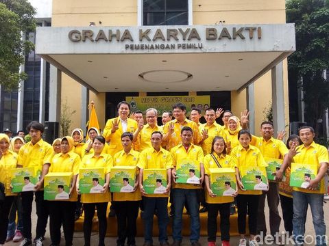  Ketum Golkar Airlangga Hartarto melepas mudik bareng di kantor Golkar, Sabtu (9/6/2018)