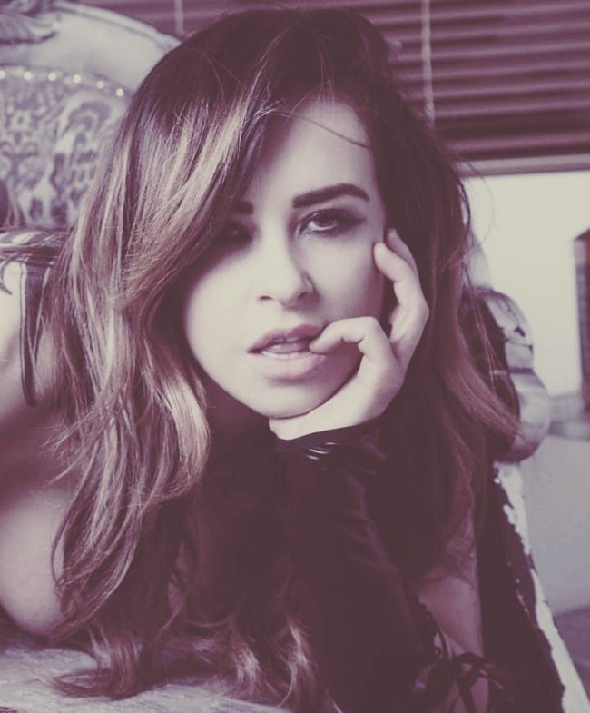 Masih cantik dan seksi, Carrie Hilton mengklaim dirinya sebagai nenek terseksi. Aku adalah nenek paling seksi di dunia, tidak saingan di sini, kata wanita yang pernah dijuluki nenek paling glamour se-Inggris itu kepada Mail Online. Foto: Instagram Carrie Hilton