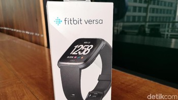 Fitbit Versa hadir ke Indonesia bersama dengan jajaran produk wearable Fitbit yang lain. Produk ini merupakan smartwatch terbaru dari Fitbit yang memiliki fungsi utama sebagai pemantau kesehatan. Foto: Muhammad Alif Goenawan/detikINET