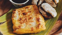 Bukan digoreng. Pempek pilihan @feast.it ini dibakar di atas bara api. Wah tetap gurih tapi lebih sehat nih. Pasti aromanya juga makin menggugah selera.