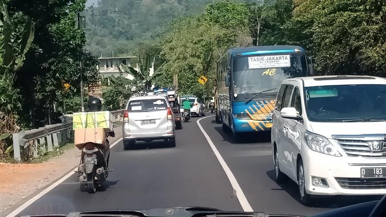 Jalur mudik Nagreg-Tasik mulai ramai namun belum macet Jalur mudik Nagreg-Tasik mulai ramai namun belum macet