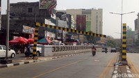 Palang ini berada di ruas jalan KH Mas Mansyur menuju Cideng, Roxy, Kota. (Foto: Peti/detikcom)