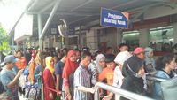Pemudik mulai padati stasiun Senen