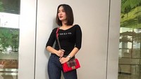 Penampilannya dengan tas Channel senilai Rp 34 juta. Foto: Zaskia Gotik (Pool)