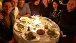 Cantiknya Priyanka Chopra Saat Makan Burger, Salad hingga Donat