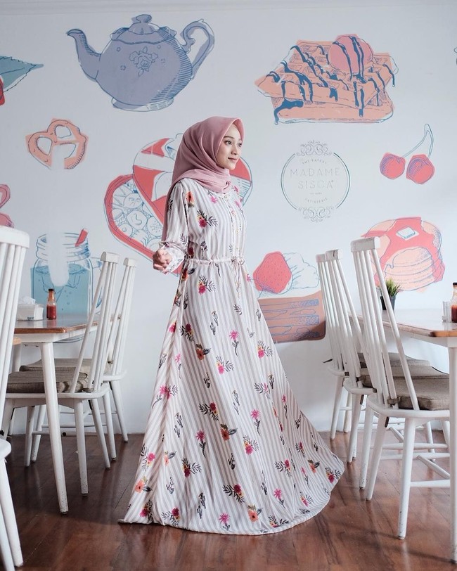 Rifka sering tampil dengan berbagai macam dress. Pilihan dress dengan aksen ruffle dan berpotongan flowy cocok untuk hijabers muda yang tak ingin terlihat seperti ibu-ibu. Foto: Instagram Rifka Ayu